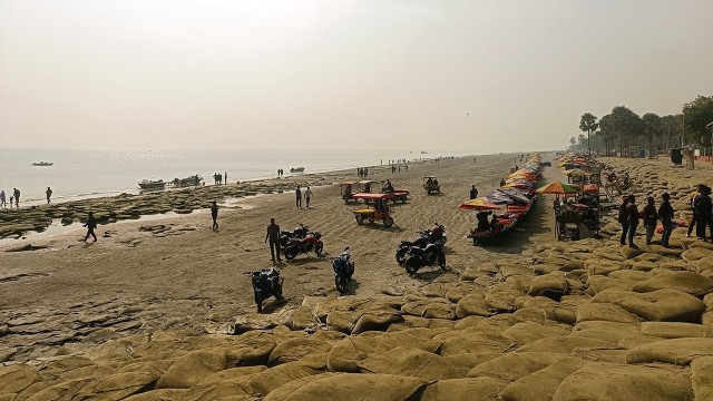 মৌসুমের শুরুতেও আশানুরূপ পর্যটক নেই কুয়াকাটায়