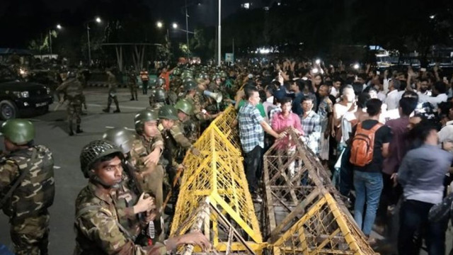 বঙ্গভবনের সামনে শিক্ষার্থী গুলিবিদ্ধসহ আহত ৩