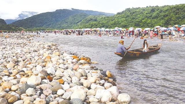 সাদাপাথরে’ নৌকা চলাচলে প্রশাসনের নতুন নির্দেশনা