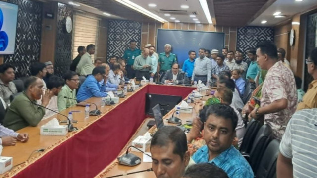 সরকারি চাকরি অধ্যাদেশ বাতিলের দাবিতে আন্দোলনরত কর্মচারীদের সঙ্গে সচিবদের বৈঠক শুরু