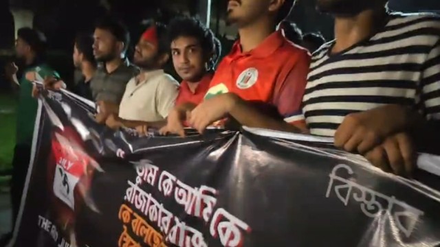 তুমি কে আমি কে, রাজাকার রাজাকার’ স্লোগানে ফের উত্তাল ঢাবি
