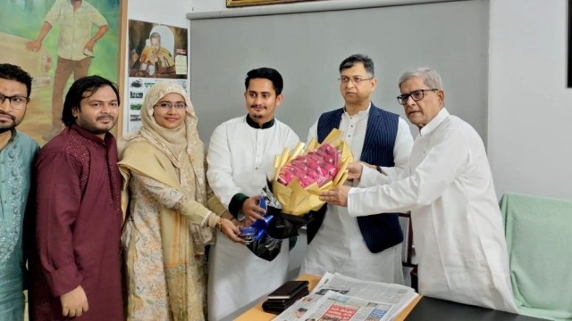 বিএনপির প্রতিষ্ঠাবার্ষিকীতে এনসিপির ফুলেল শুভেচ্ছা