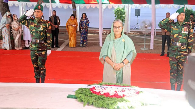 টুঙ্গিপাড়ায় বঙ্গবন্ধুর সমাধিতে প্রধানমন্ত্রীর শ্রদ্ধা