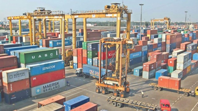 বহির্নোঙরে জাহাজের দীর্ঘ অপেক্ষা, চট্টগ্রাম বন্দরে পণ্য খালাসে মারাত্মক সংকট