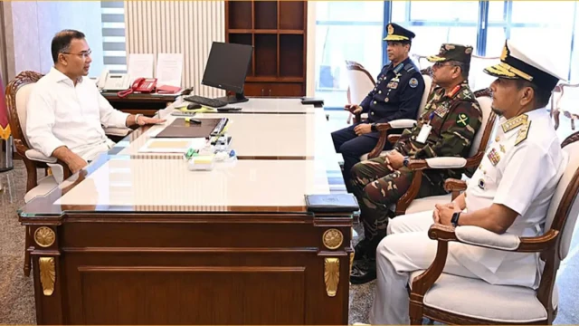 তিন বাহিনী প্রধান ও গোয়েন্দা সংস্থা প্রধানদের সঙ্গে প্রধানমন্ত্রী তারেক রহমানের বৈঠক