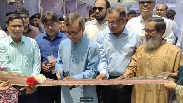 অতিরিক্ত বাস ভাড়া ও দ্রব্যমূল্য বৃদ্ধি নিয়ে কঠোর হুঁশিয়ারি বাণিজ্যমন্ত্রীর