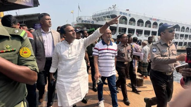 সদরঘাটে নৌ প্রতিমন্ত্রীর ঝটিকা অভিযান: অনিয়মে জরিমানা ও ৩৭ জন আটক