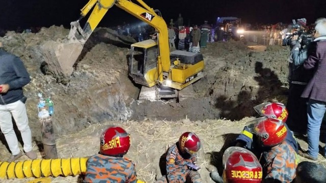 ১৭ ঘণ্টাতেও উদ্ধার হয়নি শিশুটি, চলছে সুড়ঙ্গ খোঁড়ার কাজ