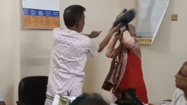 রাজশাহীর দুর্গাপুর উপজেলার একটি সরকারি কলেজে সংঘর্ষের ঘটনায় নারী শিক্ষক আলেয়া খাতুন হীরাকে সাময়িকভাব...