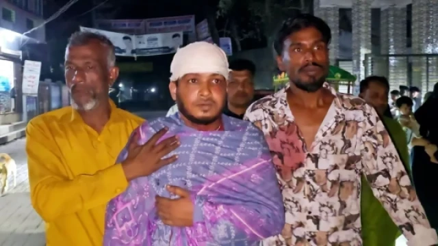 সাভারে ইভটিজিংয়ের প্রতিবাদ করায় বিএনপি নেতাকে ছুরিকাঘাত