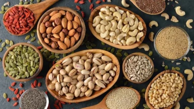 সুস্থ থাকতে সকালে পান করুন ভেজানো বীজের পানি