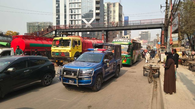 আল্টিমেটাম দিয়ে সড়ক ছাড়লেন অটোরিকশা চালকরা, যান চলাচল স্বাভাবিক