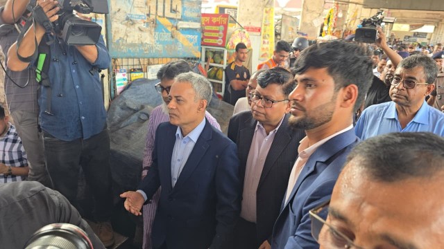 নির্ধারিত ভাড়ার চেয়ে বেশি নেওয়ার নজির নেই, মালিকরা খুশিতেই কম নিচ্ছেন বলে জানিয়েছেন সড়কমন্ত্রী