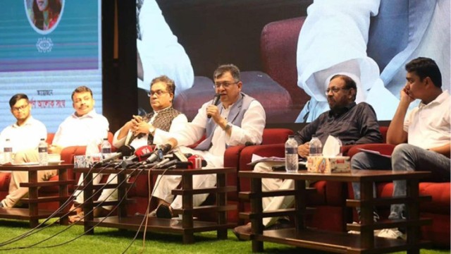 জাতিকে মেধাহীন করে শাসনের লক্ষ্যেই মেধাপাচার ঘটছে: সালাহউদ্দিন আহমেদ