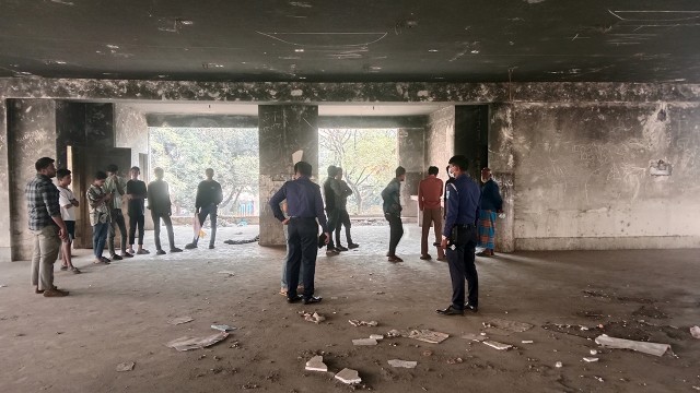 সাভারে পরিত্যক্ত কমিউনিটি সেন্টার থেকে দুই পোড়া মরদেহ উদ্ধার