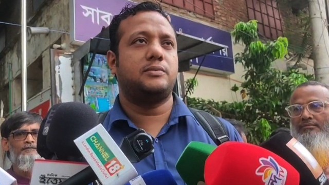 ঢাকার সাভারে কর্মরত সাব-রেজিস্ট্রার মো. জাকির হোসেনকে ঘিরে ওঠা নানা অনিয়ম ও দুর্নীতির অভিযোগ খতিয়ে দ...