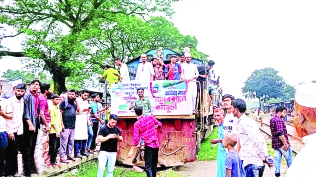 গফরগাঁও রেলস্টেশনে যাত্রীদের হামলা