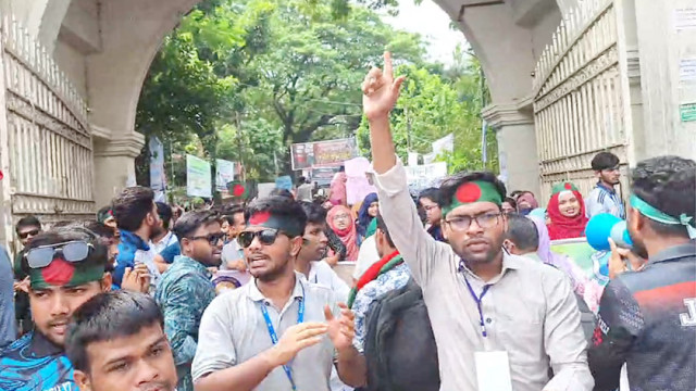 স্বতন্ত্র বিশ্ববিদ্যালয় দাবিতে সায়েন্সল্যাব অবরোধ করলেন সাত কলেজ শিক্ষার্থীরা