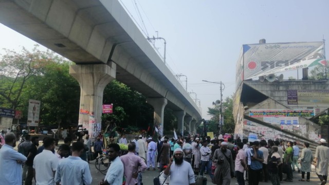 শাহবাগে দ্বিতীয় দিনের মতো চলেছে ছাত্র-জনতার বিক্ষোভ