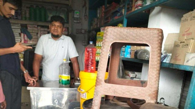 রাজধানীর কুড়িলে বিপুল পরিমাণ অবৈধ জ্বালানি তেল জব্দ: ব্যবসায়ী আটক