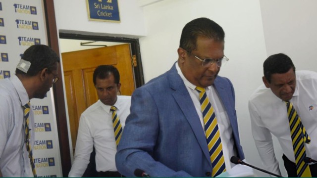 শ্রীলংকার ক্রিকেট বোর্ডে আবারও সরকারের হস্তক্ষেপ, কমিটিকে সরে দাঁড়ানোর নির্দেশ