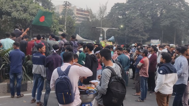 পুলিশের আলোচনার প্রস্তাবে অনড় শিক্ষার্থীরা