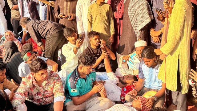 শহীদ পরিবারের অনুরোধে ৭২ ঘণ্টা পর শিক্ষার্থীদের আমরণ অনশন ভঙ্গ