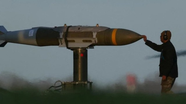 ইরানে হামলার জেরে যুক্তরাষ্ট্রে অস্ত্র রপ্তানি স্থগিত করল সুইজারল্যান্ড