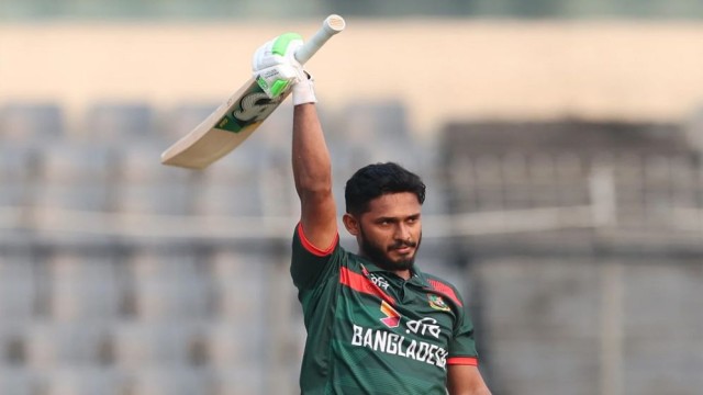 তানজিদের ঝড়ো ফিফটি, শুরুতেই চাপে বাংলাদেশ