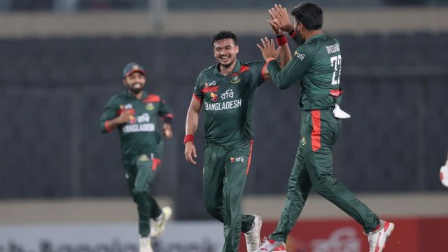 ১৭ রানে ৩ উইকেট হারিয়ে চাপে পাকিস্তান