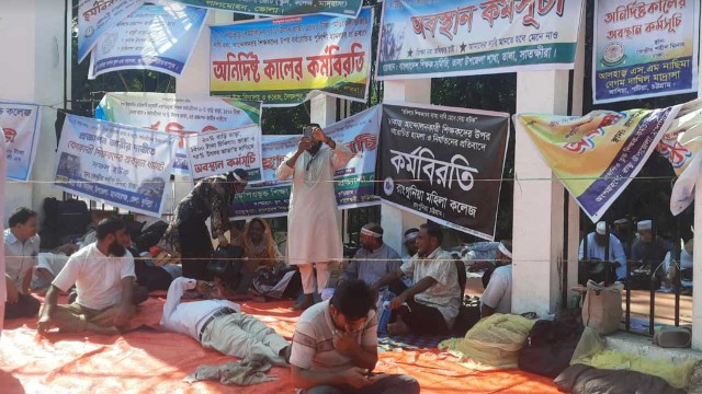 আমরণ অনশনে ৬ শিক্ষক অসুস্থ