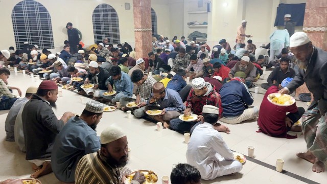 ঠাকুরগাঁওয়ে প্রবাসীর উদ্যোগে প্রতিদিন ৪০০ মানুষের সঙ্গে ইফতার ও রাতের খাবারের আয়োজন