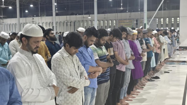 প্রথম তারাবিতে বায়তুল মোকাররমে মুসল্লিদের ঢল, সোমবার দিবাগত রাতে শবে কদর