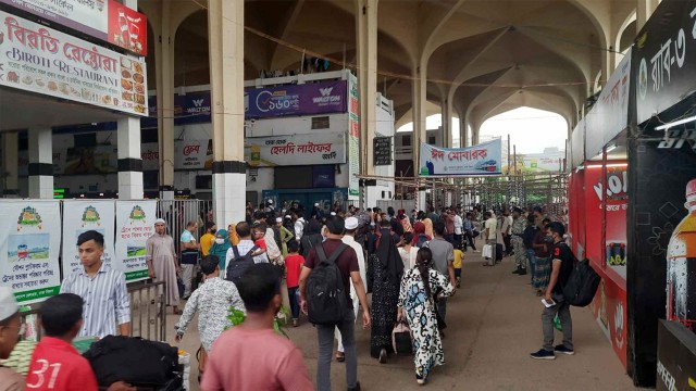 কমলাপুর স্টেশনে দুর্ভোগ নেই, স্বাচ্ছন্দ্যে ট্রেনে উঠছেন যাত্রীরা