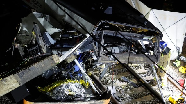 বার্সেলোনায় ট্রেন দুর্ঘটনা: চালক নিহত, গুরুতর আহত অন্তত ৫