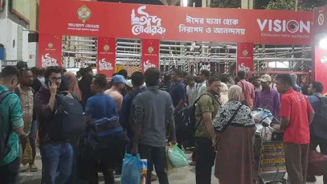 ঈদযাত্রায় স্টেশনে উপচে পড়া ভিড়, সময় মেনেই ছাড়ছে ট্রেন