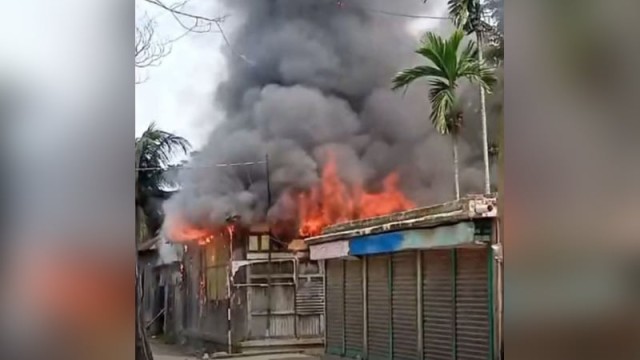 কুমিল্লায় মাইকে ঘোষণা দিয়ে ৪ মাজারে হামলা ভাঙচুর আগুন
