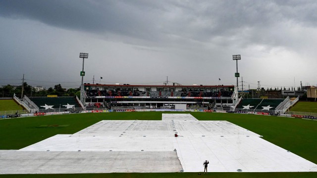 বৃষ্টিতে ভেসে গেল প্রথম দিনের খেলা