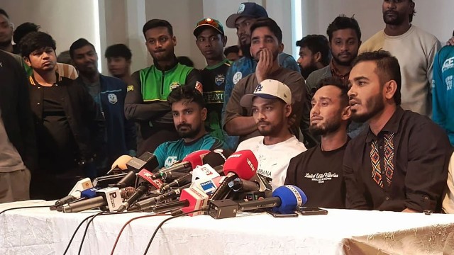 শর্ত সাপেক্ষে কাল থেকেই মাঠে ফেরার ঘোষণা ক্রিকেটারদের