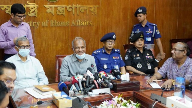 আসিফ মাহমুদের ব্যাগে ম্যাগাজিন: যা বললেন স্বরাষ্ট্র উপদেষ্টা