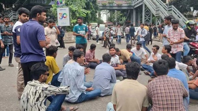 তিতুমীর কলেজের সামনে বিক্ষোভ, মহাখালীতে যানজট