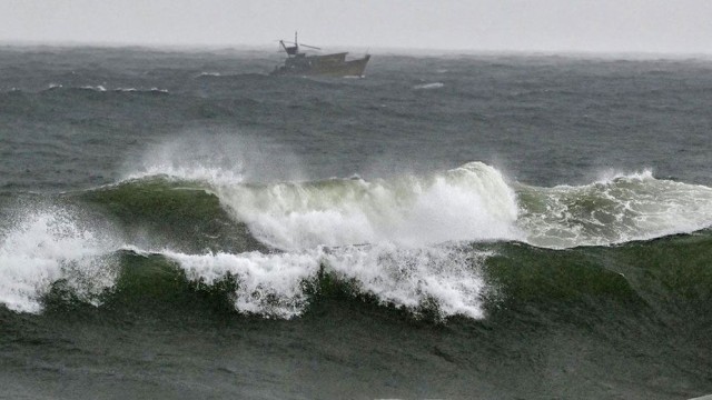 ‘মন্থা’ নিয়ে আবহাওয়া অধিদপ্তরের ১০ নম্বর বিশেষ বিজ্ঞপ্তি: কোথায় আছে ঘূর্ণিঝড়টি