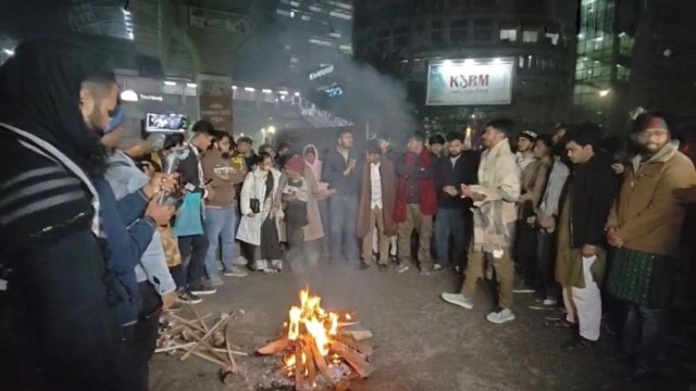 মাহদীকে গ্রেপ্তারের প্রতিবাদে শাহবাগ মোড়ে মধ্যরাতে অবস্থান কর্মসূচি