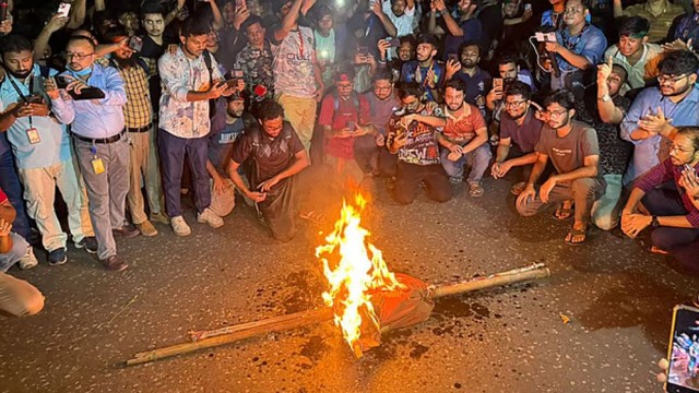 প্রকৌশল শিক্ষার্থীরা ডিসি মাসুদের কুশপুত্তলিকা দাহ ও মৎস্য ভবন মোড়ে বিক্ষোভ