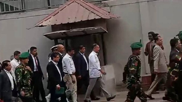 সচিবালয় থেকে পদযাত্রায় ওসমানী মিলনায়তনে প্রধানমন্ত্রী