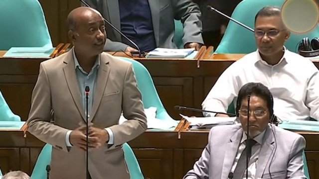 যে কারণে নিজের আসনে না গিয়ে পেছনে বসলেন প্রধানমন্ত্রী