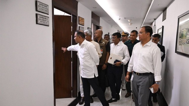 বিভিন্ন মন্ত্রণালয়ে প্রধানমন্ত্রীর আকস্মিক পরিদর্শন