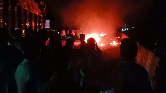 ভারতে চার যানবাহনের সংঘর্ষ ও অগ্নিকাণ্ড: নিহত ১১