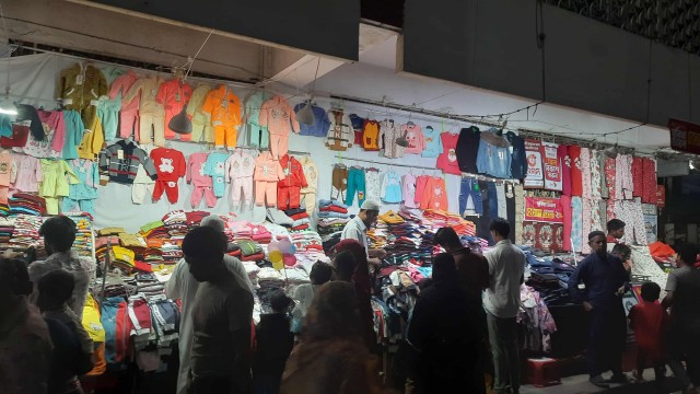 শীতও কম, ফুটপাতে গরম পোশাকের বিক্রিও কম