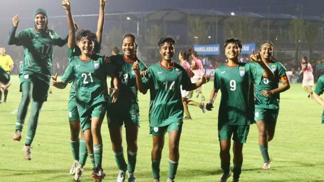 সাফ অনূর্ধ্ব-২০ নারী ফুটবল: ভুটানকে ৩-০ গোলে হারিয়ে শীর্ষে বাংলাদেশ